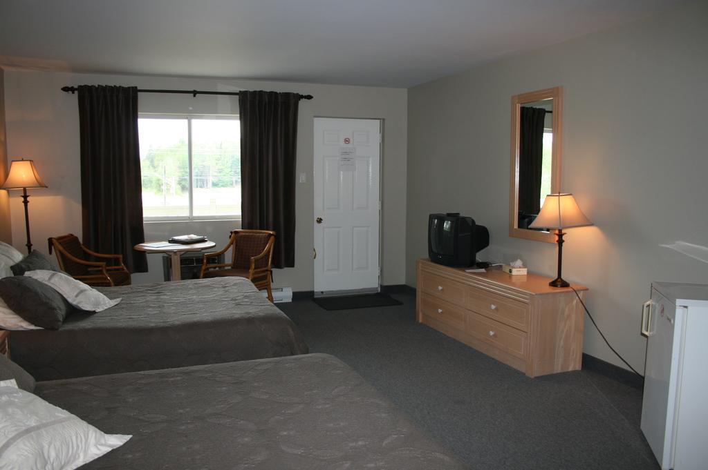La Cuillere A Pot Hotel Saint-Donat-de-Montcalm Exterior photo